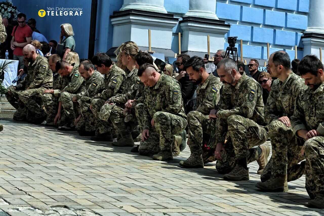 У Києві попрощалися із загиблим на фронті відомим фотографом Арсеном Федосенком. Фото і відео