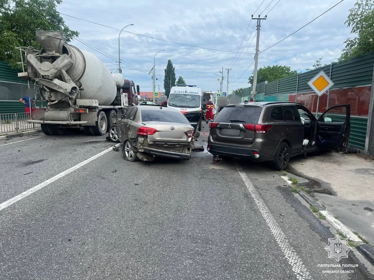 Під Києвом сталась аварія за участі кількох авто, є постраждалі. Подробиці і фото