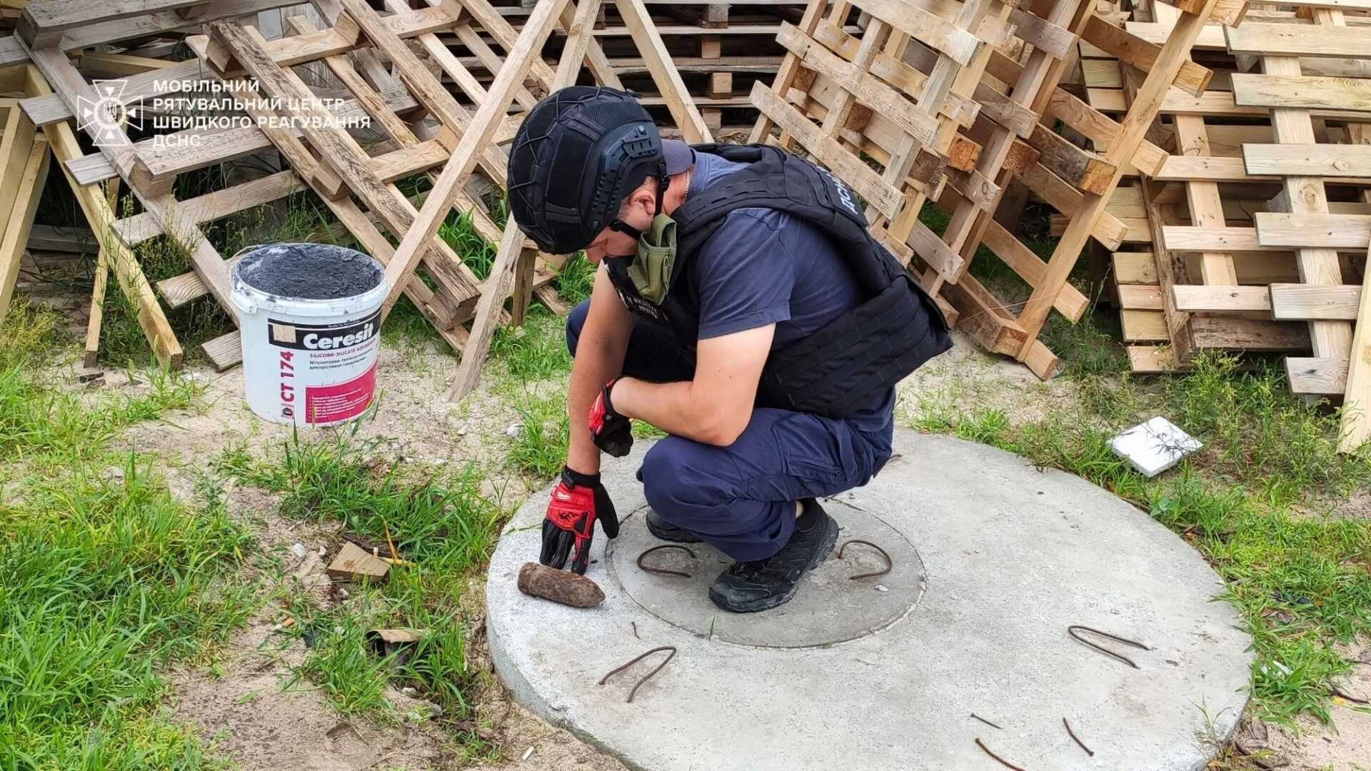 Під Києвом будівельники під час робіт викопали снаряд. Подробиці і фото