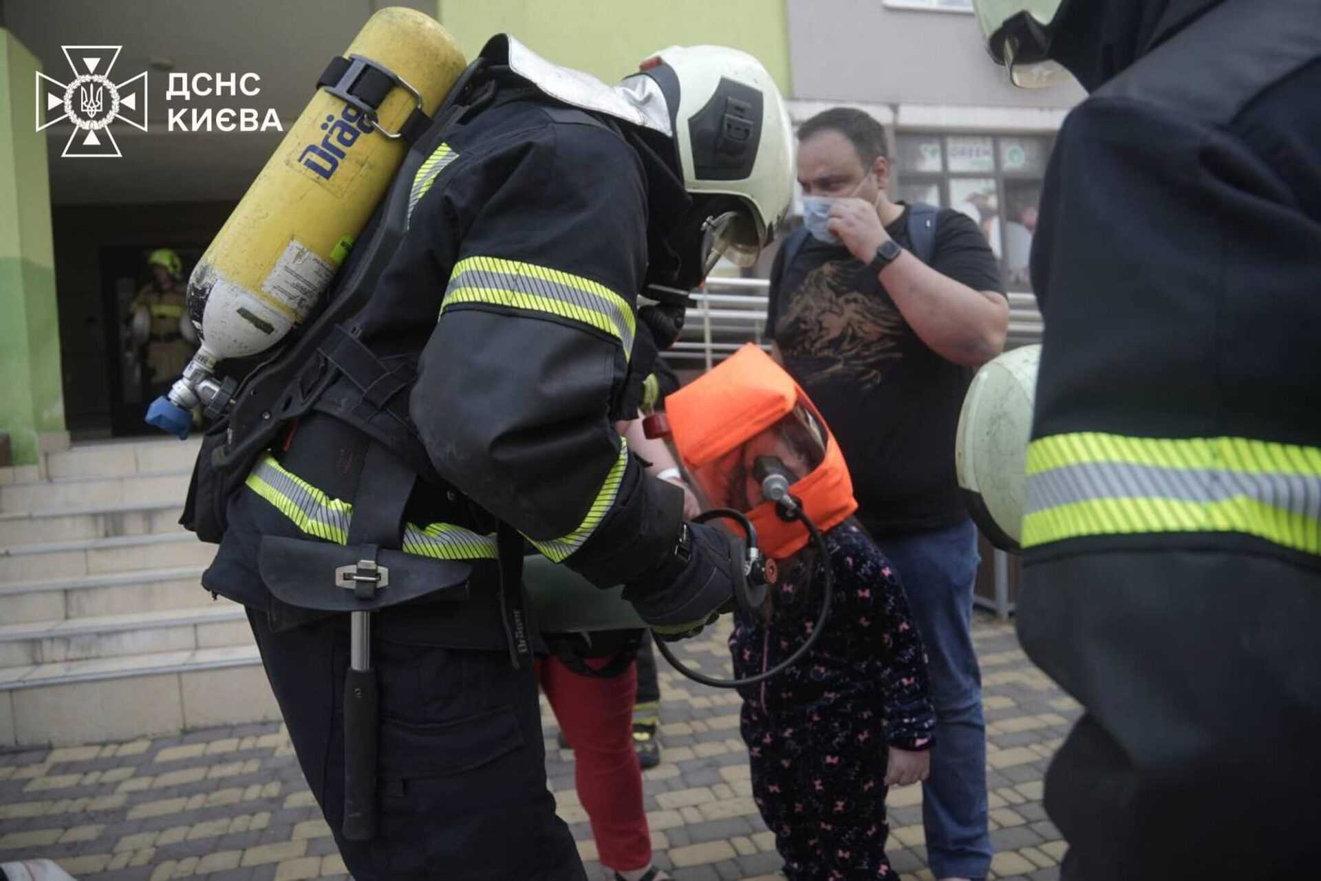 У Києві в будинку спалахнули електрощитові на 14 поверхах: серед врятованих є діти. Фото і відео