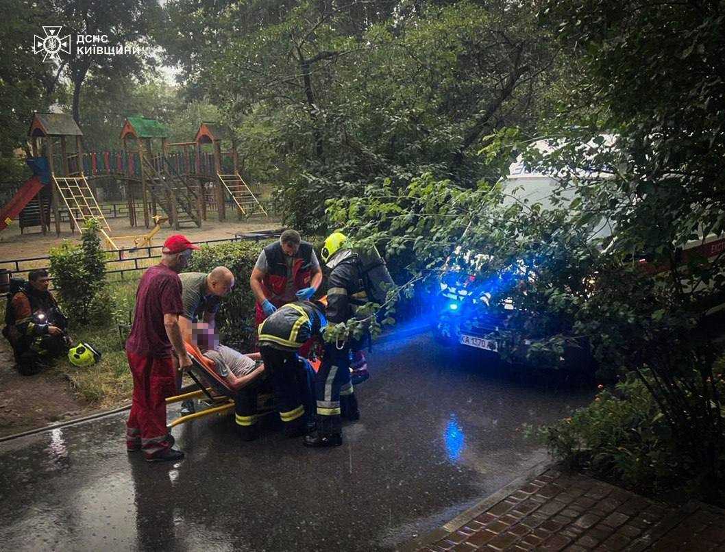 Під Києвом під час пожежі в багатоповерхівці врятували пенсіонера та чотирьох кошенят. Подробиці і фото