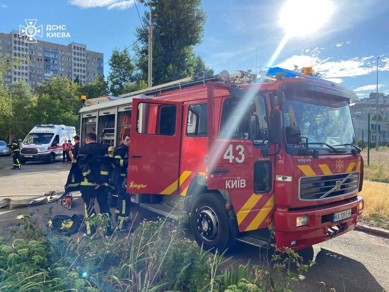 У Києві на Троєщині під час гасіння пожежі з будинку евакуювали 18 осіб. Подробиці і фото