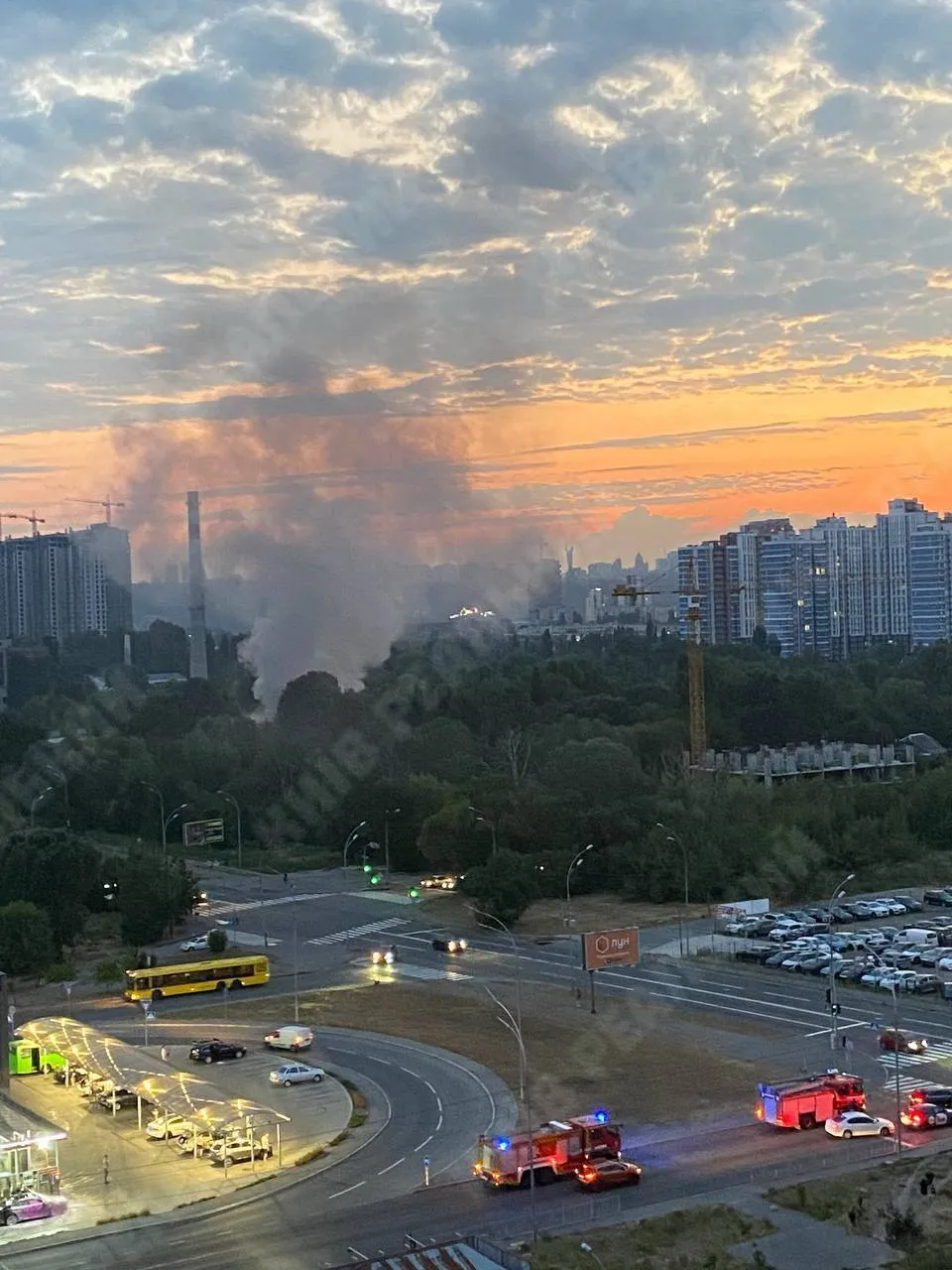 У Києві виникла масштабна пожежа у супермаркеті, проводиться евакуація: відео й офіційні деталі