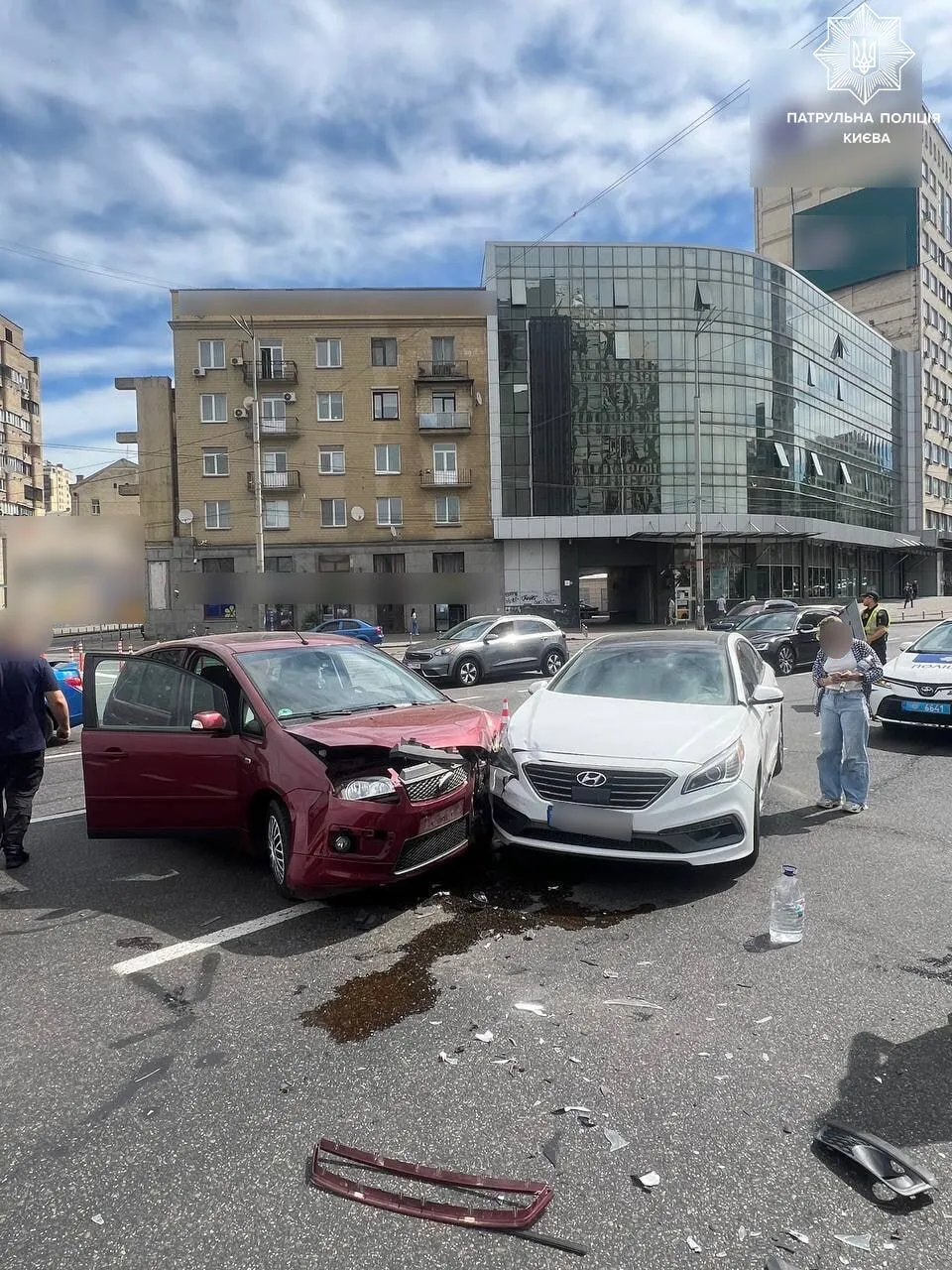 У Києві на Галицькій площі зіткнулись два легковики: на місці помітили кілька "швидких", утворився затор. Відео