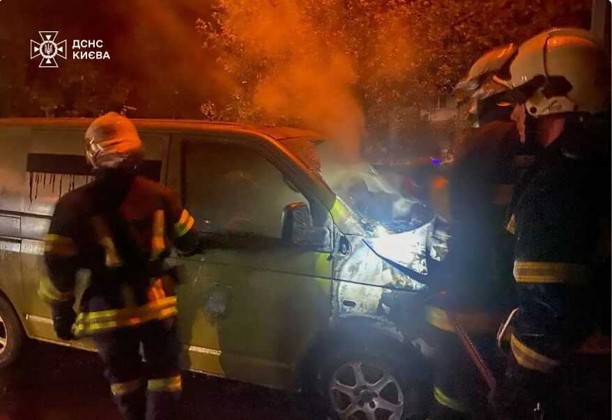 У Києві минулої ночі рятувальники двічі виїжджали гасити автомобілі. Подробиці і фото