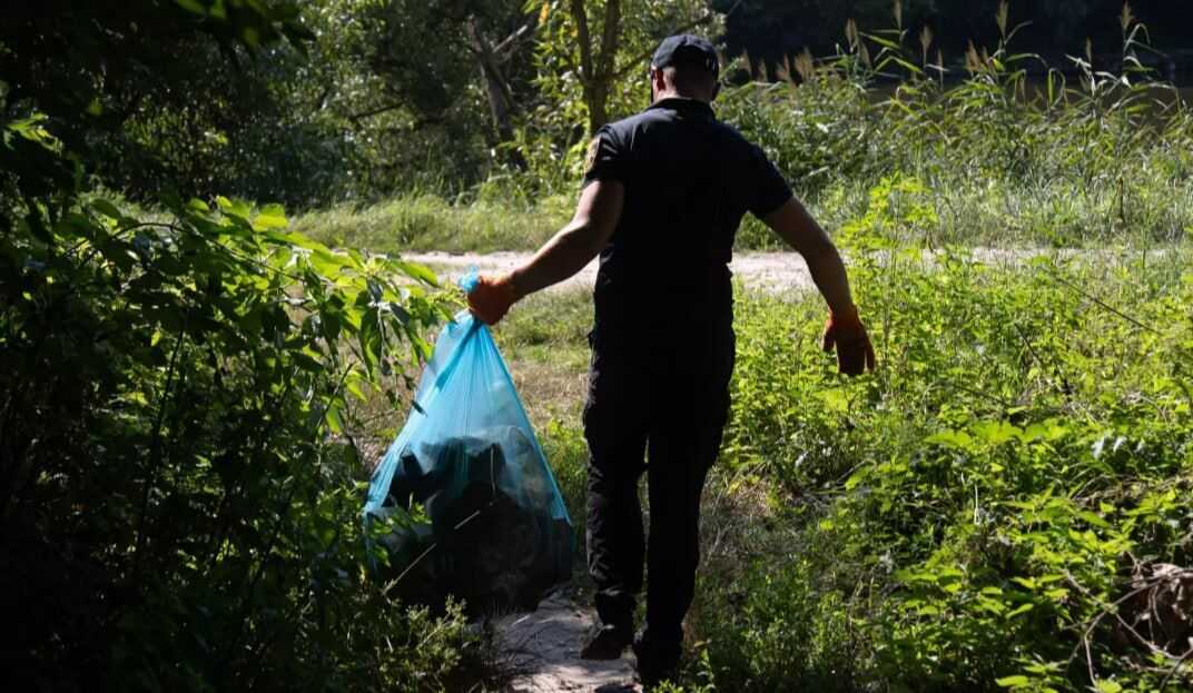 У Києві в Голосіївському парку під час толоки знайшли уламки російського дрона. Фото