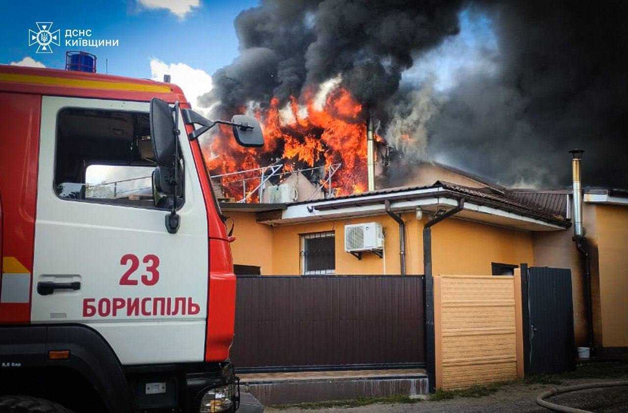 На Київщині сталась масштабна пожежа в пекарні. Подробиці і фото