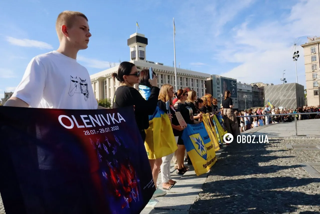 Бійці бригади "Азов" влаштували перформанс на відкритті виставки пам'яті загиблих під час теракту в Оленівці. Фото і відео