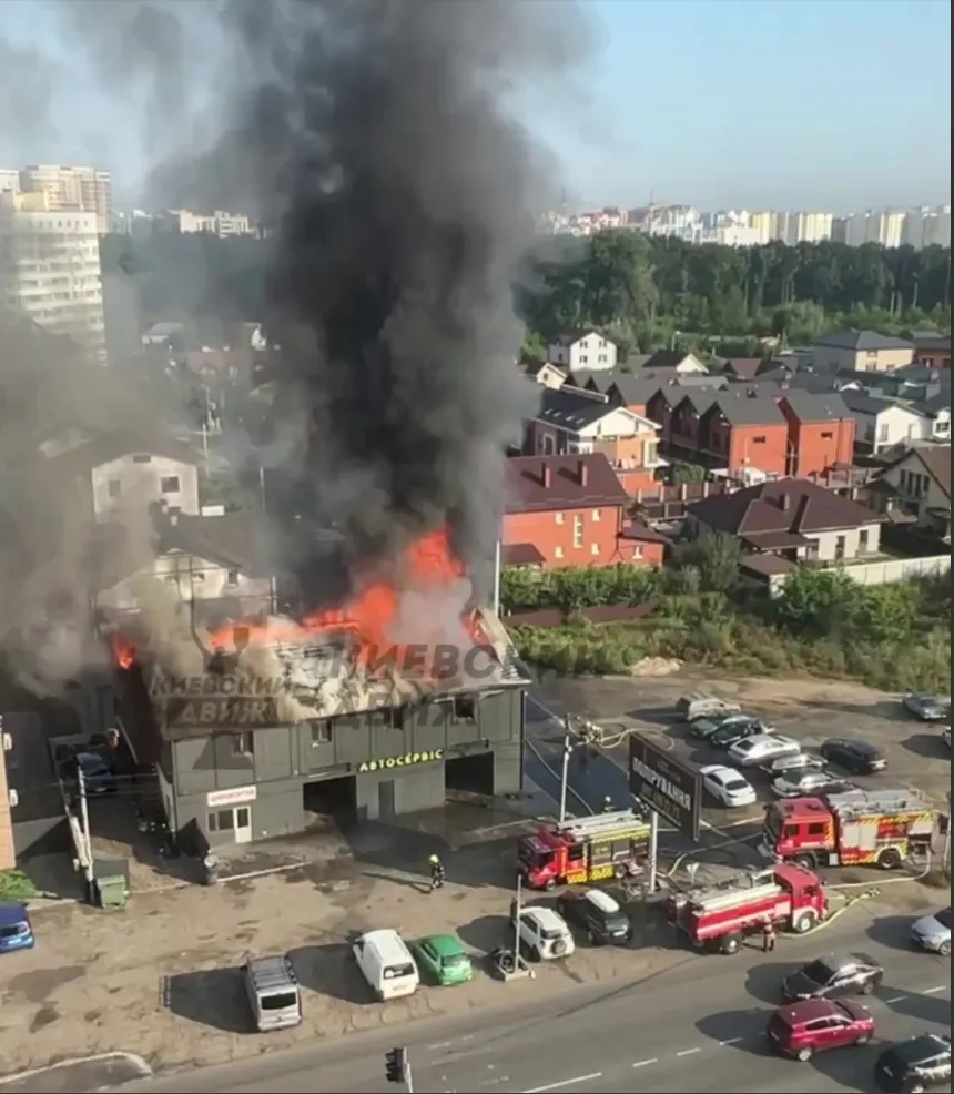 Під Києвом сталась масштабна пожежа на СТО. Подробиці, фото і відео