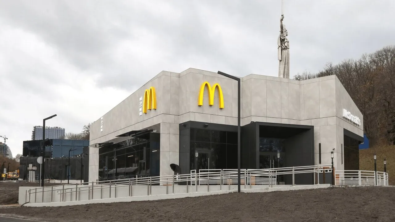 Коли відкриють і яким буде McDonald's на Вокзальній площі у Києві. Фото