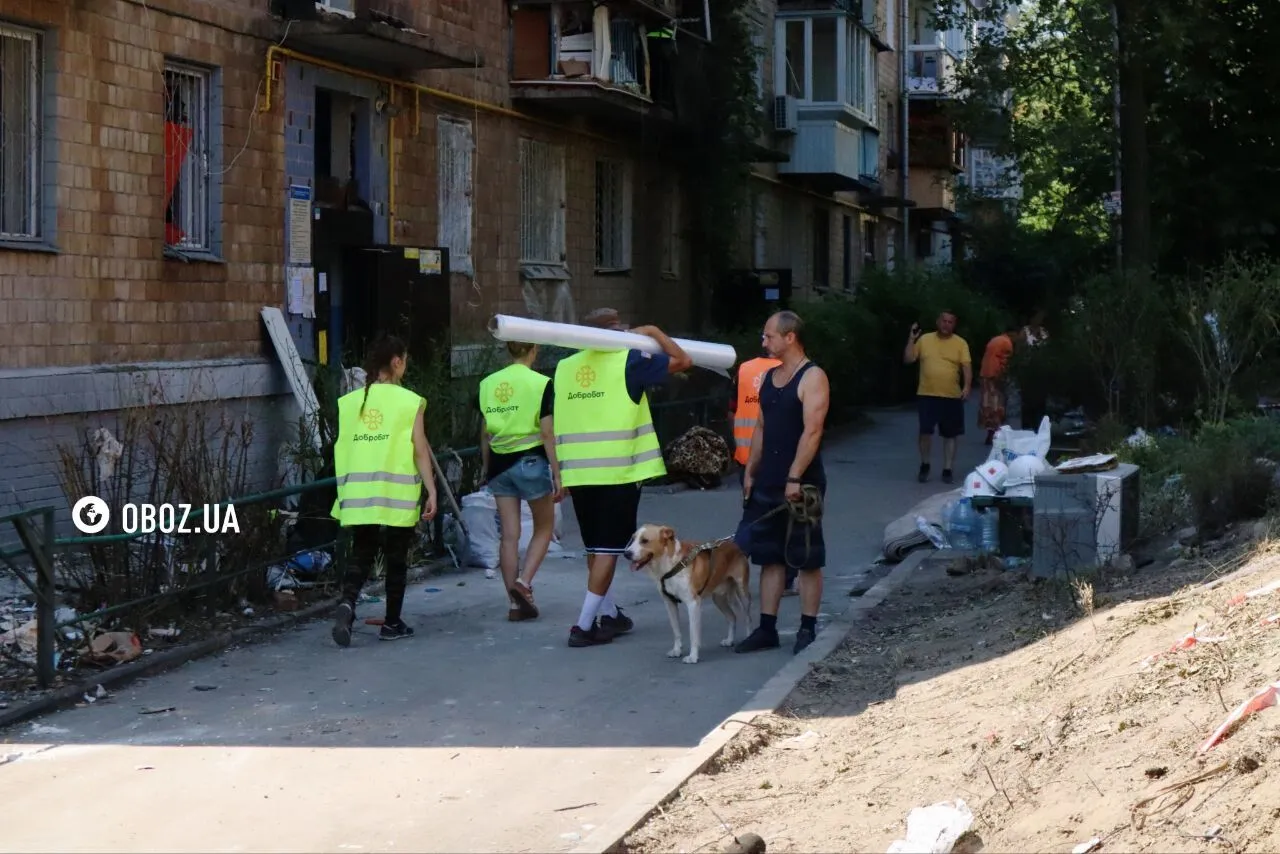 Працюють десятки волонтерів і комунальники: у Києві триває прибирання території біля пошкодженого ракетою дитсадка. Фото і відео