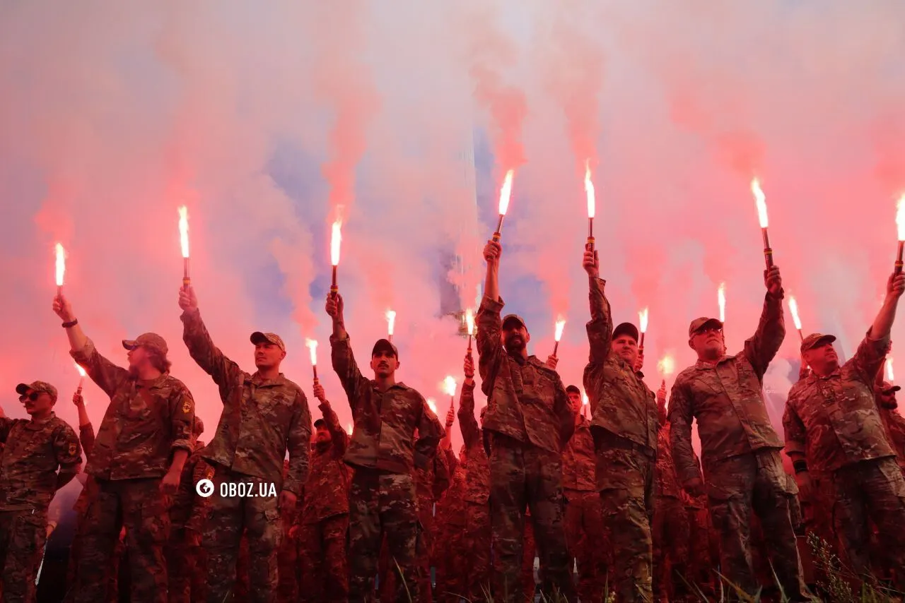 Бійці бригади "Азов" влаштували перформанс на відкритті виставки пам'яті загиблих під час теракту в Оленівці. Фото і відео