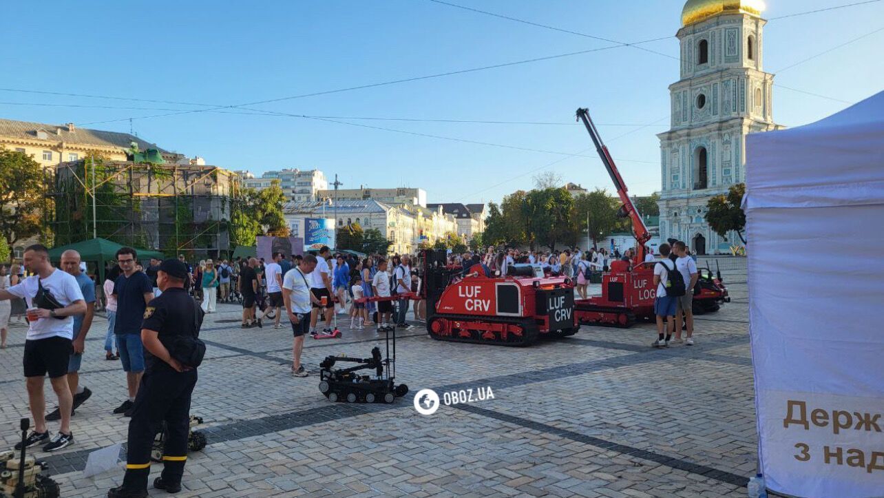 На Софійській площі у Києві пройшла виставка сучасних дронів і роботизованої техніки. Фоторепортаж 