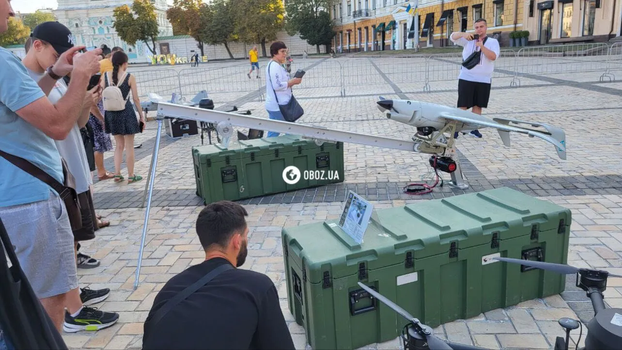 На Софійській площі у Києві пройшла виставка сучасних дронів і роботизованої техніки. Фоторепортаж 