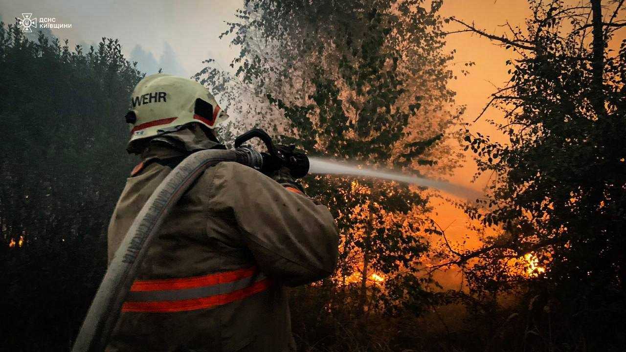 На Київщині локалізували пожежу на відкритій території площею 421 га: що з радіаційним фоном. Фото і відео