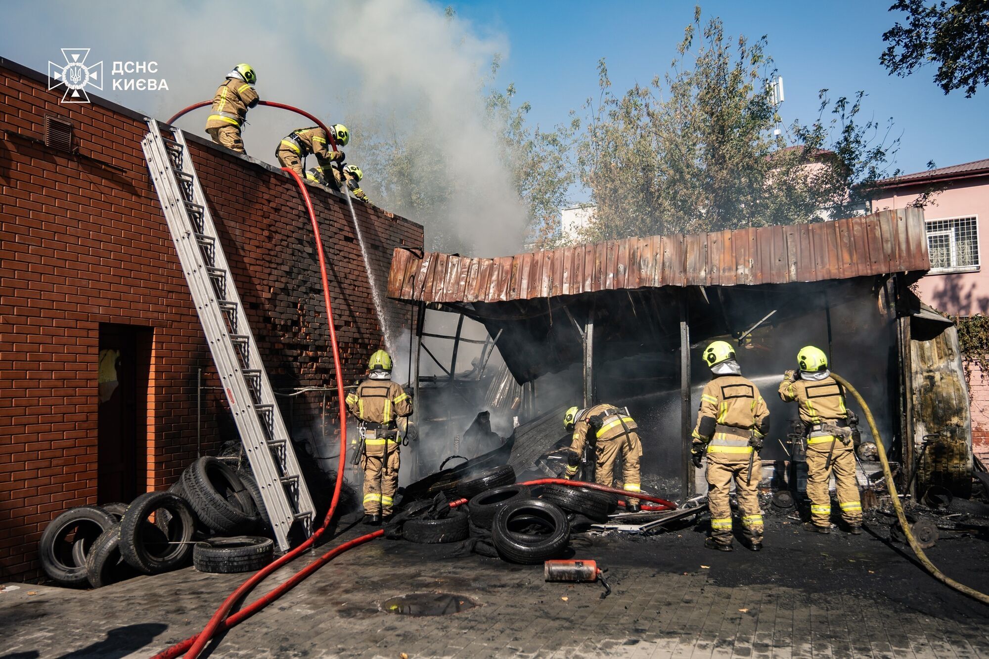 У Києві на Подолі горіла станція шиномонтажу: дим від пожежі бачили у кількох районах столиці. Подробиці, фото і відео