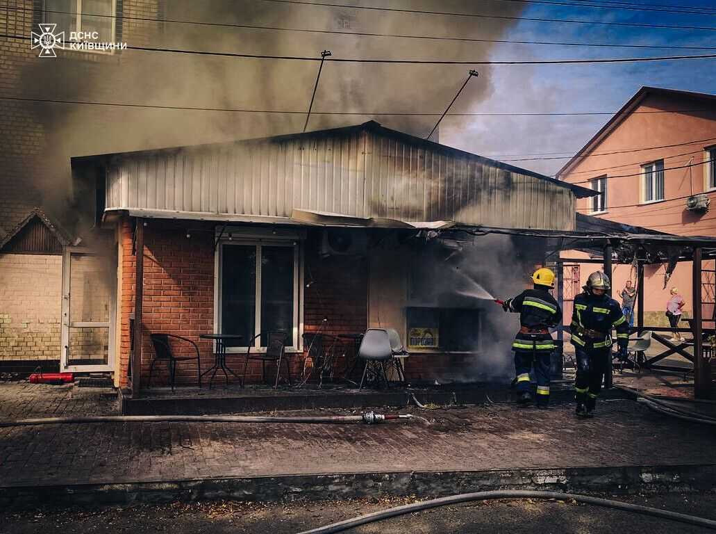 На Київщині через загоряння генератора сталась пожежа в кав’ярні. Подробиці і фото