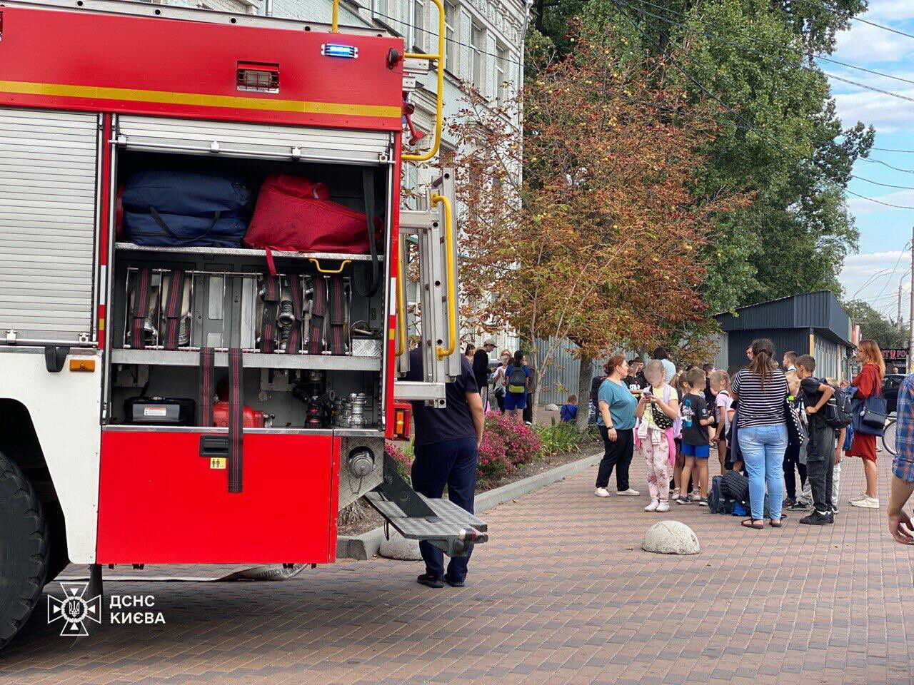 У Києві сталась пожежа в школі: проводилась евакуація учнів та вчителів. Подробиці і фото