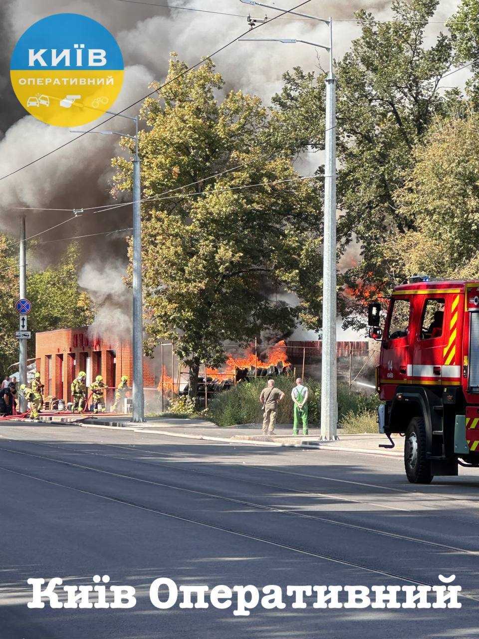 У Києві на Подолі горіла станція шиномонтажу: дим від пожежі бачили у кількох районах столиці. Подробиці, фото і відео