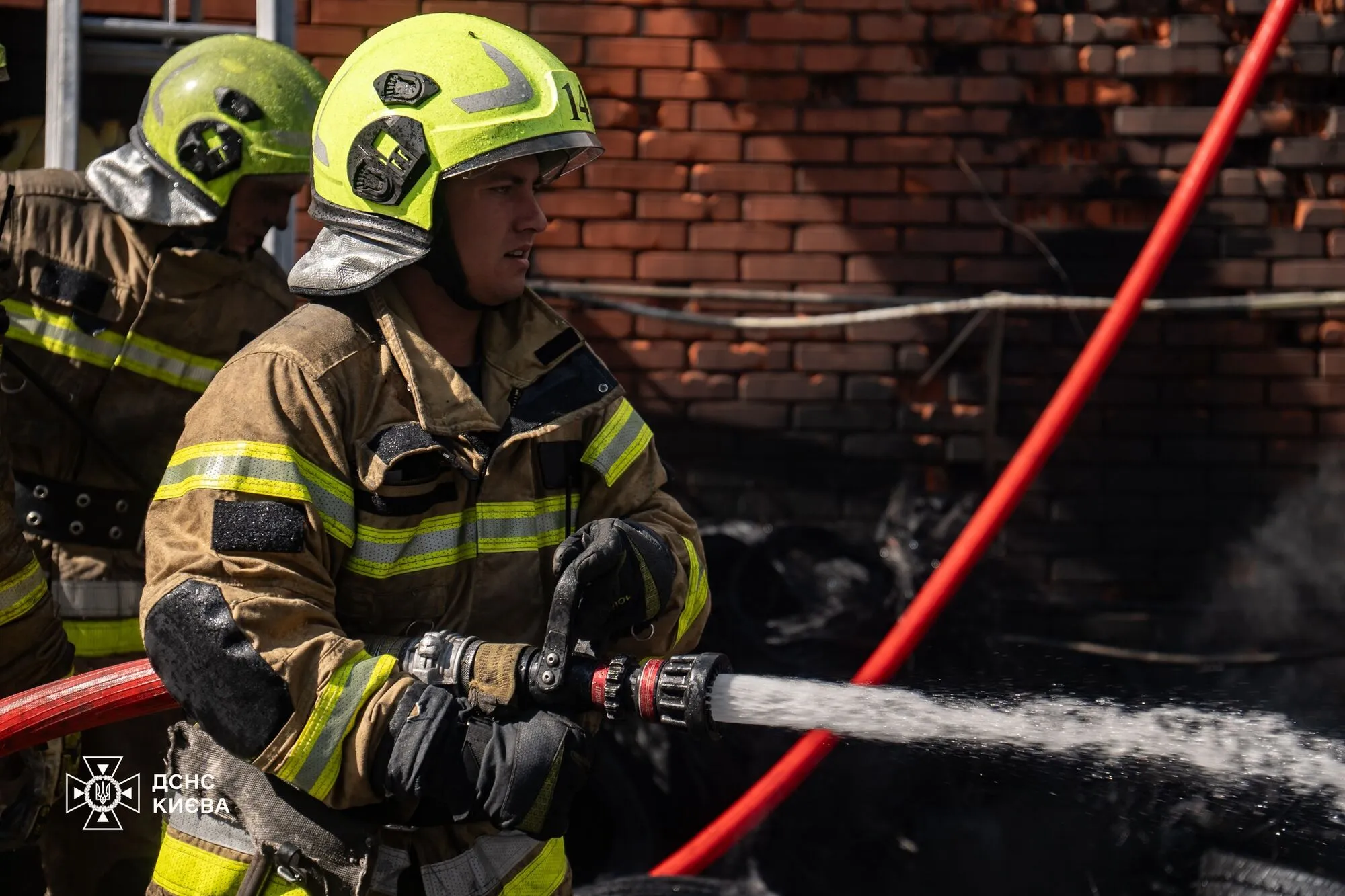 У Києві на Подолі горіла станція шиномонтажу: дим від пожежі бачили у кількох районах столиці. Подробиці, фото і відео