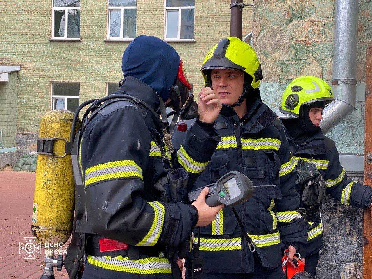 У Києві сталась пожежа в школі: проводилась евакуація учнів та вчителів. Подробиці і фото