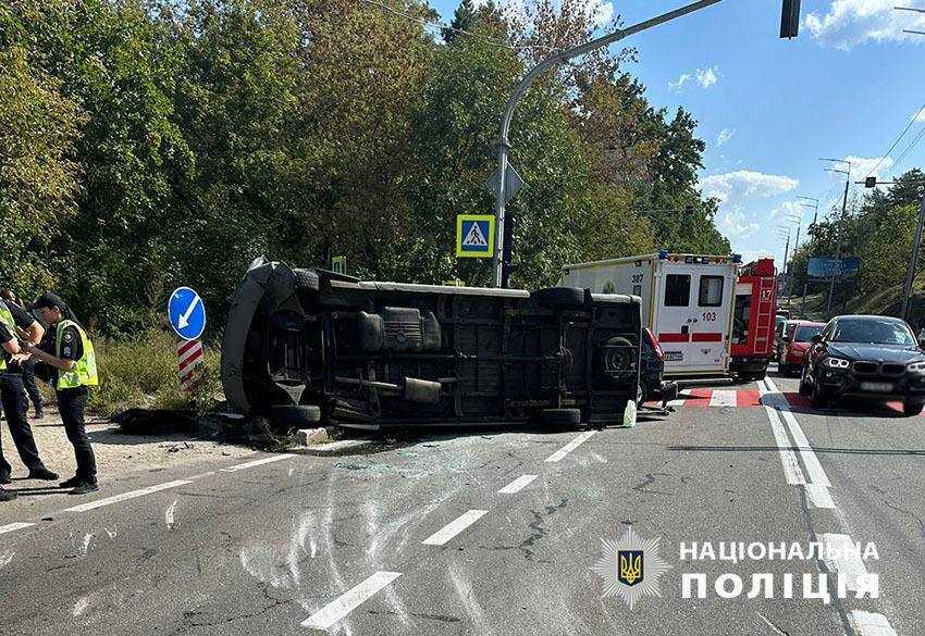 У Києві зіткнулись легковик та маршрутка: є загибла, постраждало 16 осіб. Усі подробиці, фото і відео