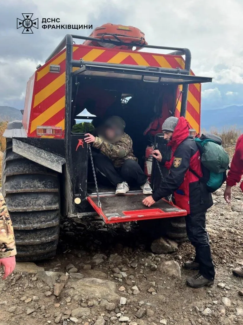 Працювали рятувальники двох областей та спецтехніка: у Карпатах допомогли туристці з Києва, якій стало погано. Фото