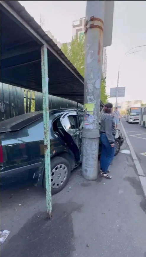 У Києві біля Індустріального моста легковик на швидкості влетів у зупинку. Подробиці, фото і відео