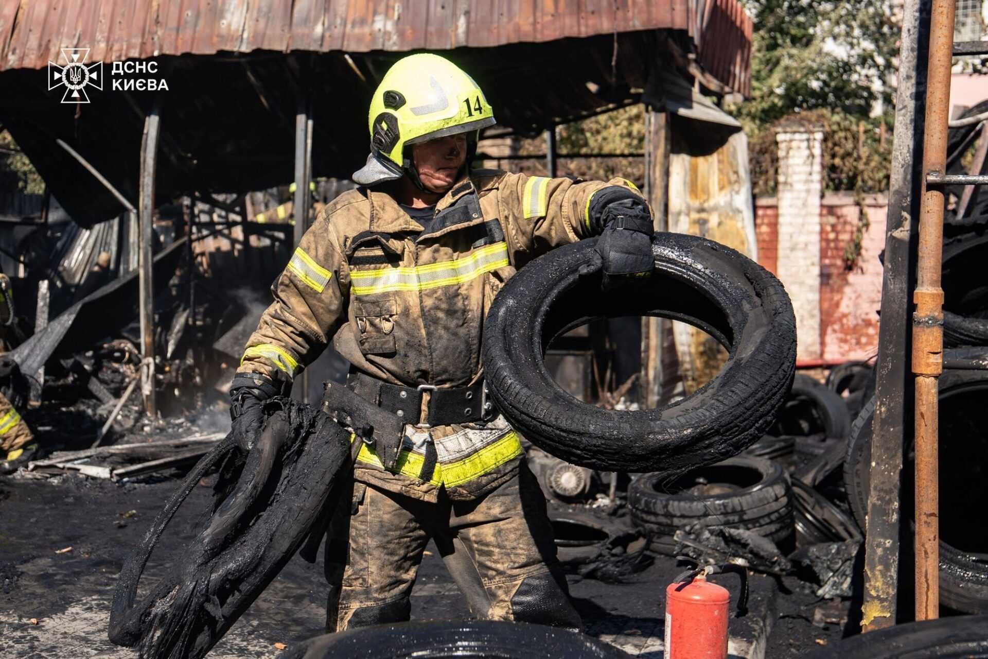 У Києві на Подолі горіла станція шиномонтажу: дим від пожежі бачили у кількох районах столиці. Подробиці, фото і відео