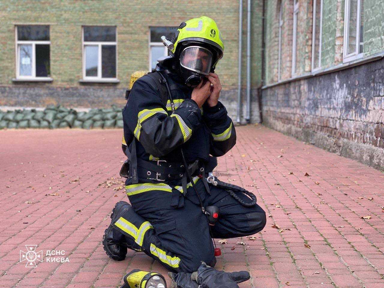 У Києві сталась пожежа в школі: проводилась евакуація учнів та вчителів. Подробиці і фото