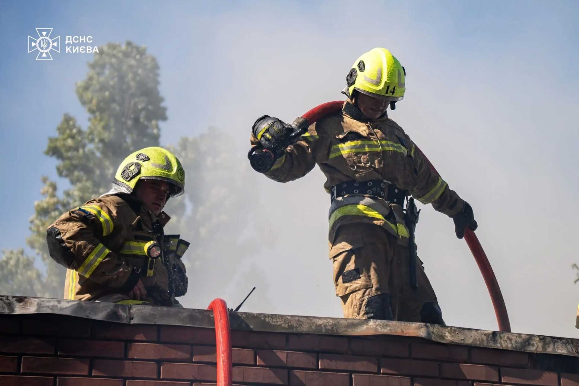 У Києві на Подолі горіла станція шиномонтажу: дим від пожежі бачили у кількох районах столиці. Подробиці, фото і відео