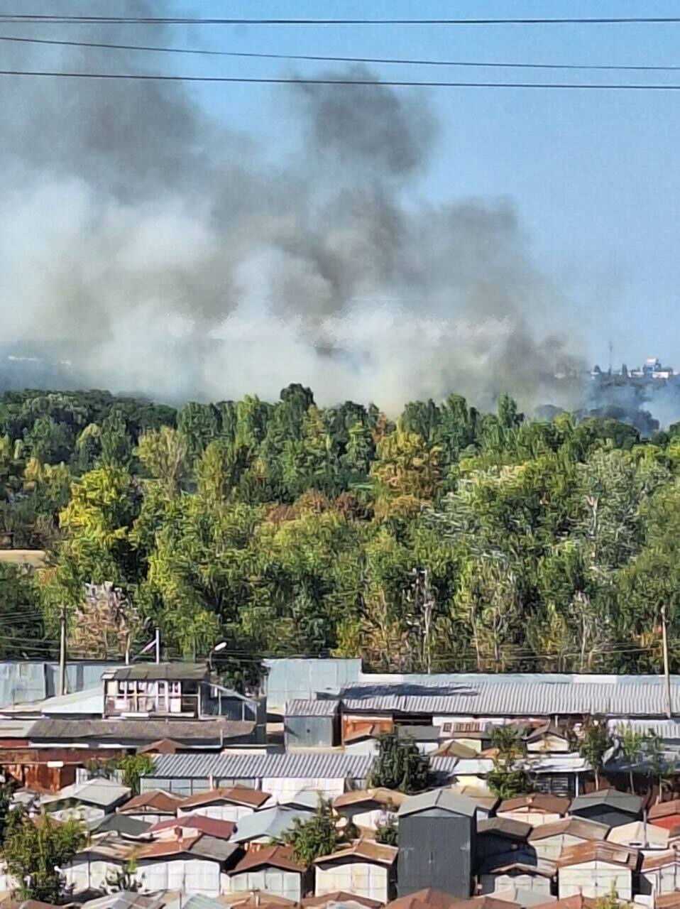 У Києві на Оболоні сталася масштабна пожежа: дим було видно у кількох районах. Фото і відео