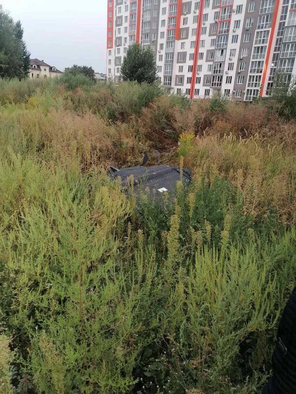 На Київщині "Шахед" зачепився за дах багатоповерхівки та впав. Подробиці, фото та відео