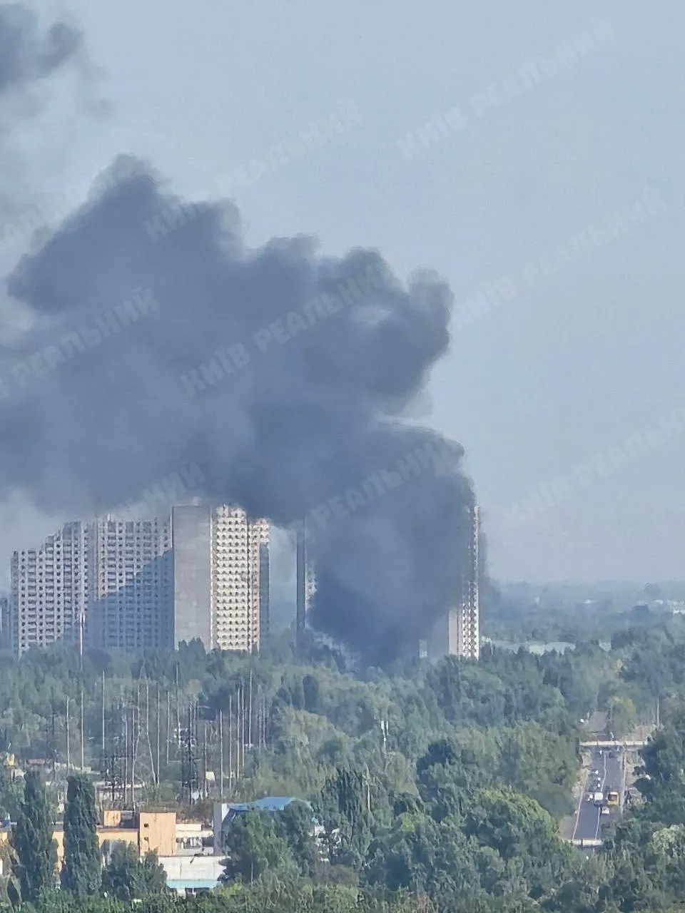 Стовп чорного диму бачили в кількох районах: у Києві на Троєщині сталась пожежа. Подробиці, фото і відео