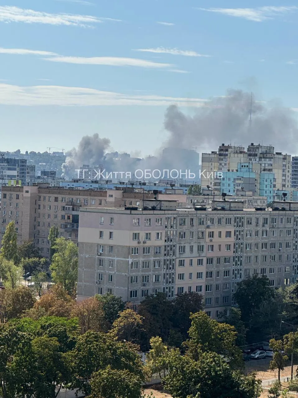 У Києві на Подолі горіла станція шиномонтажу: дим від пожежі бачили у кількох районах столиці. Подробиці, фото і відео