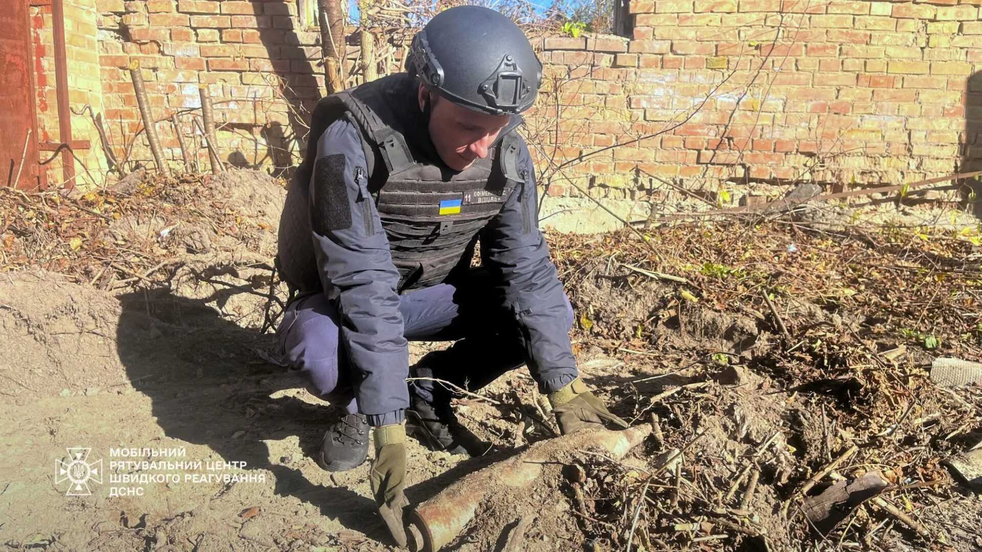 На Київщині працівники під час прибирання промислової зони знайшли міну до САУ "Нона". Фото і подробиці 