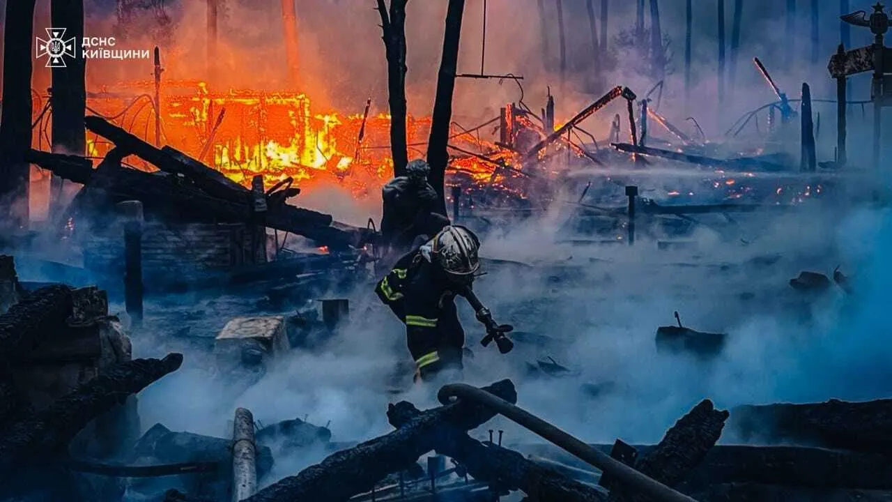 Під Києвом сталась масштабна пожежа на території ресторану. Подробиці, фото та відео