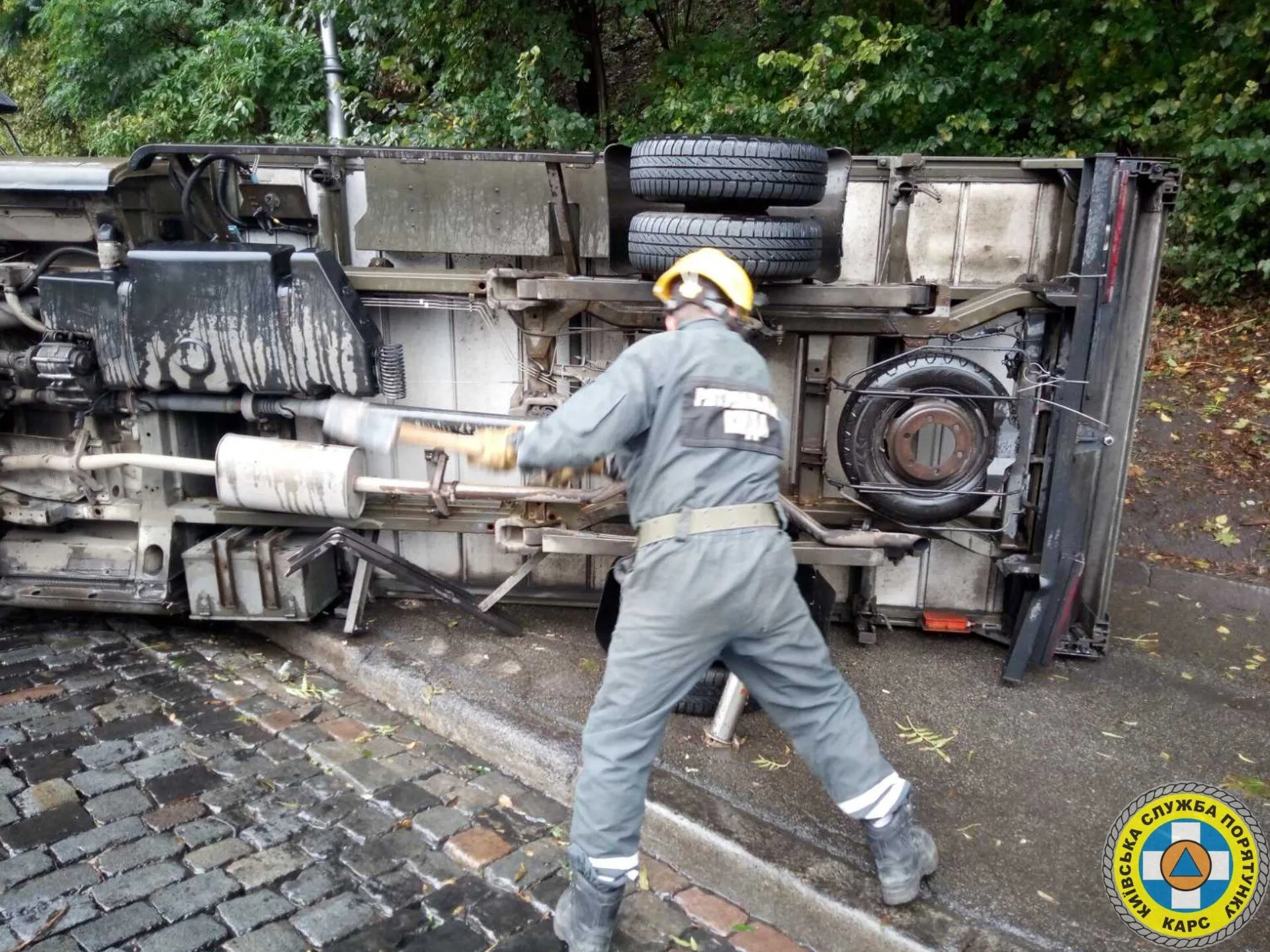 У Києві на Володимирському узвозі мікроавтобус перекинувся та вилетів на пішохідну дорогу. Фото і відео