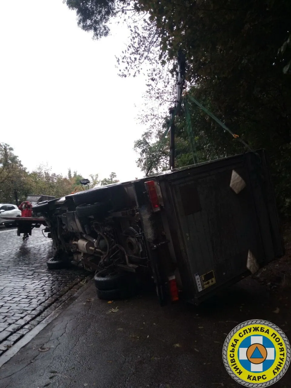 У Києві на Володимирському узвозі мікроавтобус перекинувся та вилетів на пішохідну дорогу. Фото і відео