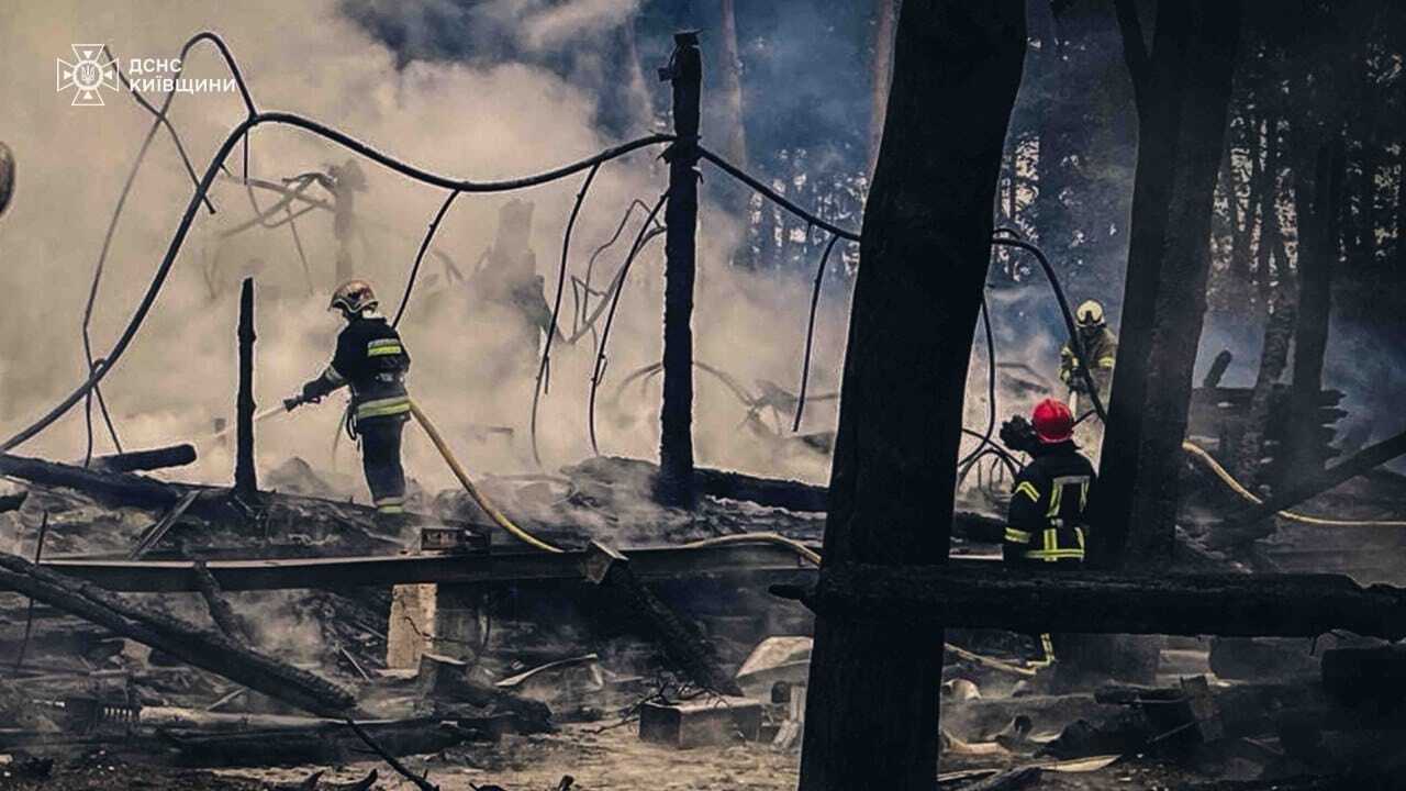 Під Києвом сталась масштабна пожежа на території ресторану. Подробиці, фото та відео