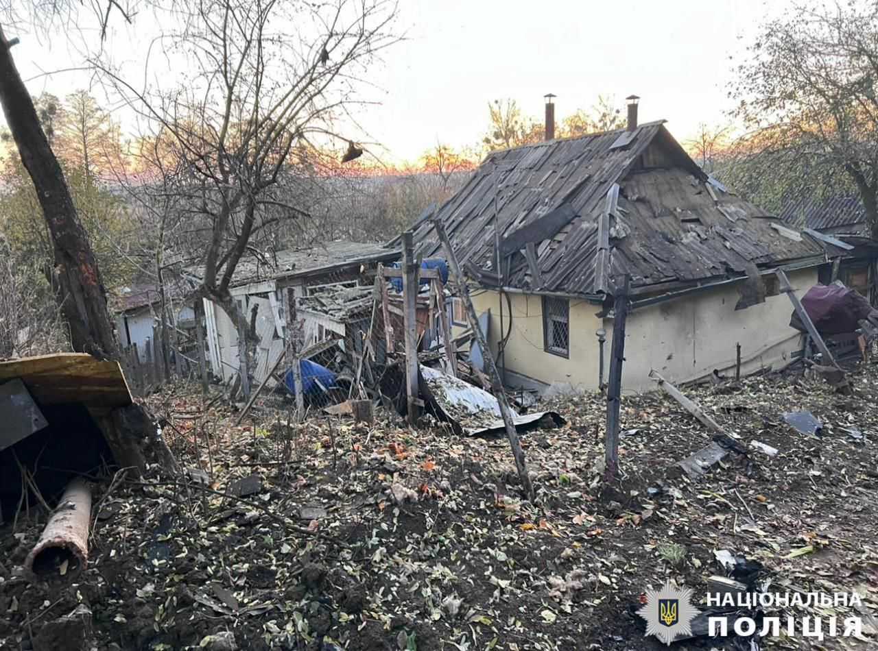 Пошкоджено будинки, електромережі та виникла пожежа: усі подробиці про наслідки російської атаки на Київщину. Фото 