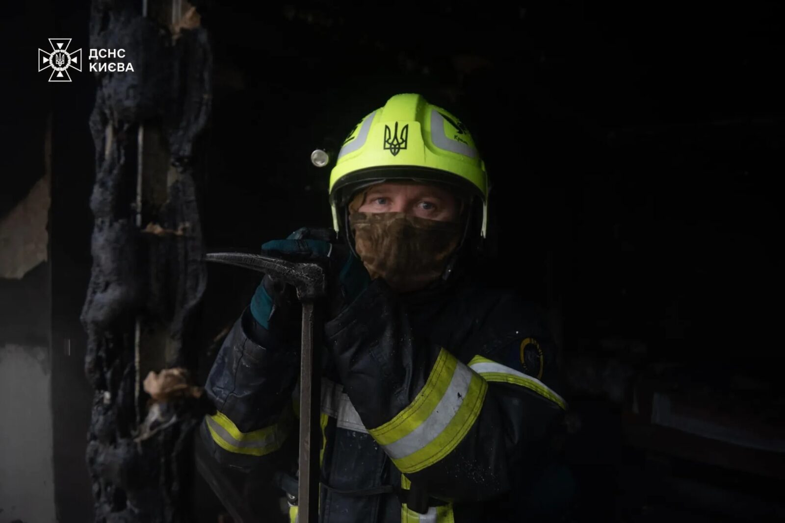 Вогонь охопив квартири на кількох поверхах: у Києві сталась пожежа в багатоповерхівці. Подробиці, фото та відео