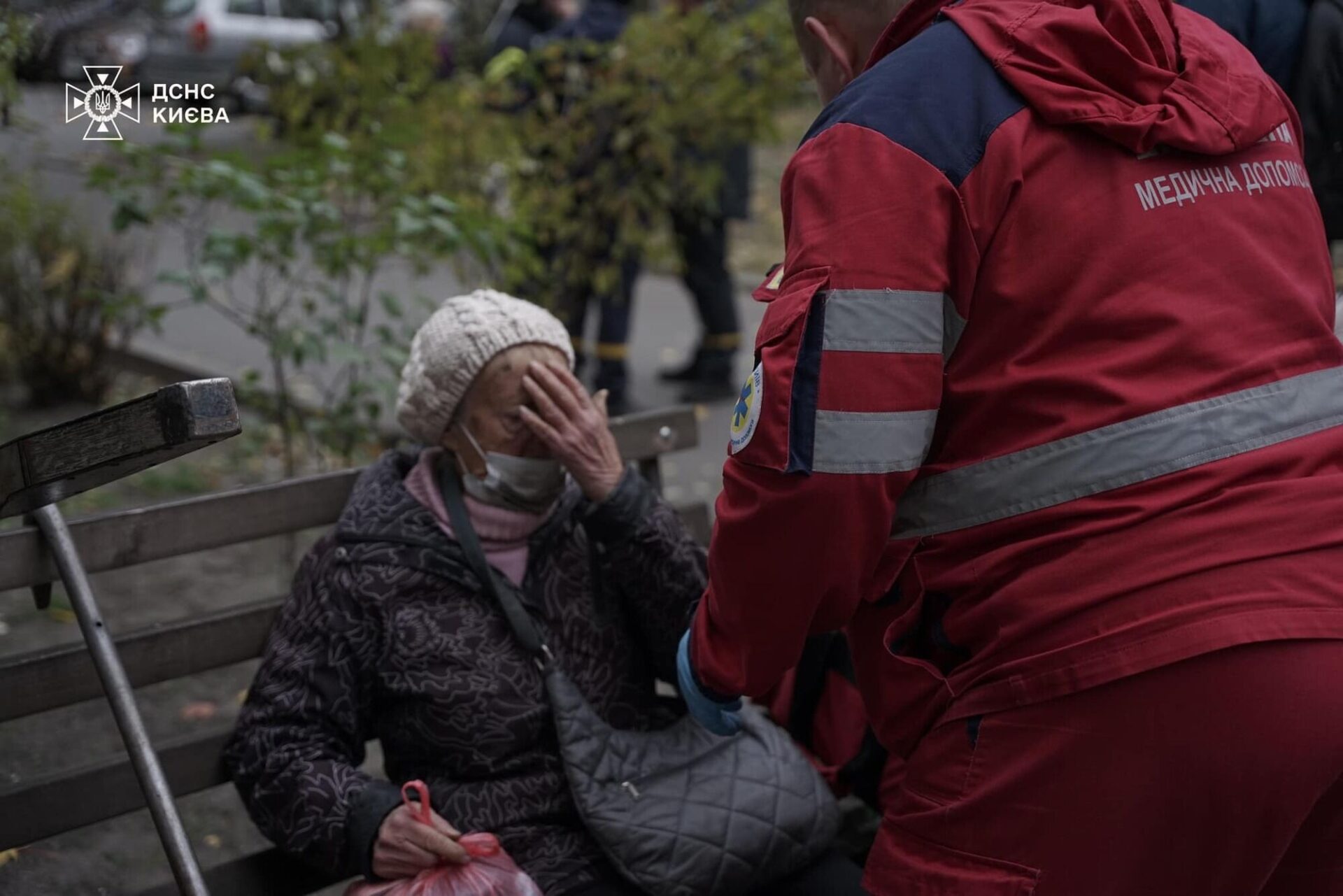 Вогонь охопив квартири на кількох поверхах: у Києві сталась пожежа в багатоповерхівці. Подробиці, фото та відео