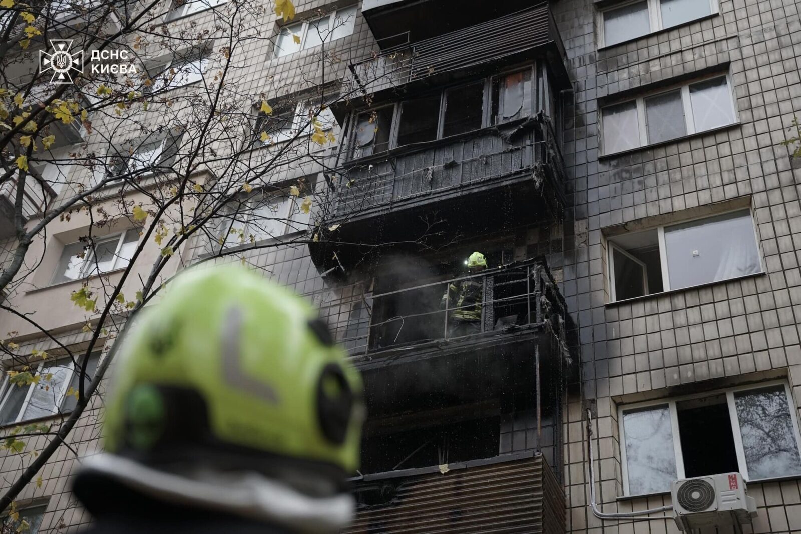 Вогонь охопив квартири на кількох поверхах: у Києві сталась пожежа в багатоповерхівці. Подробиці, фото та відео