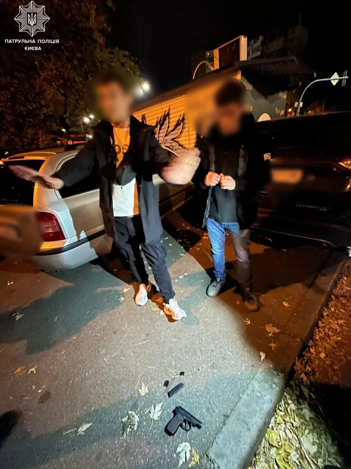 Стріляли у повітря заради розваги: у Києві затримали агресивних чоловіків напідпитку. Фото 