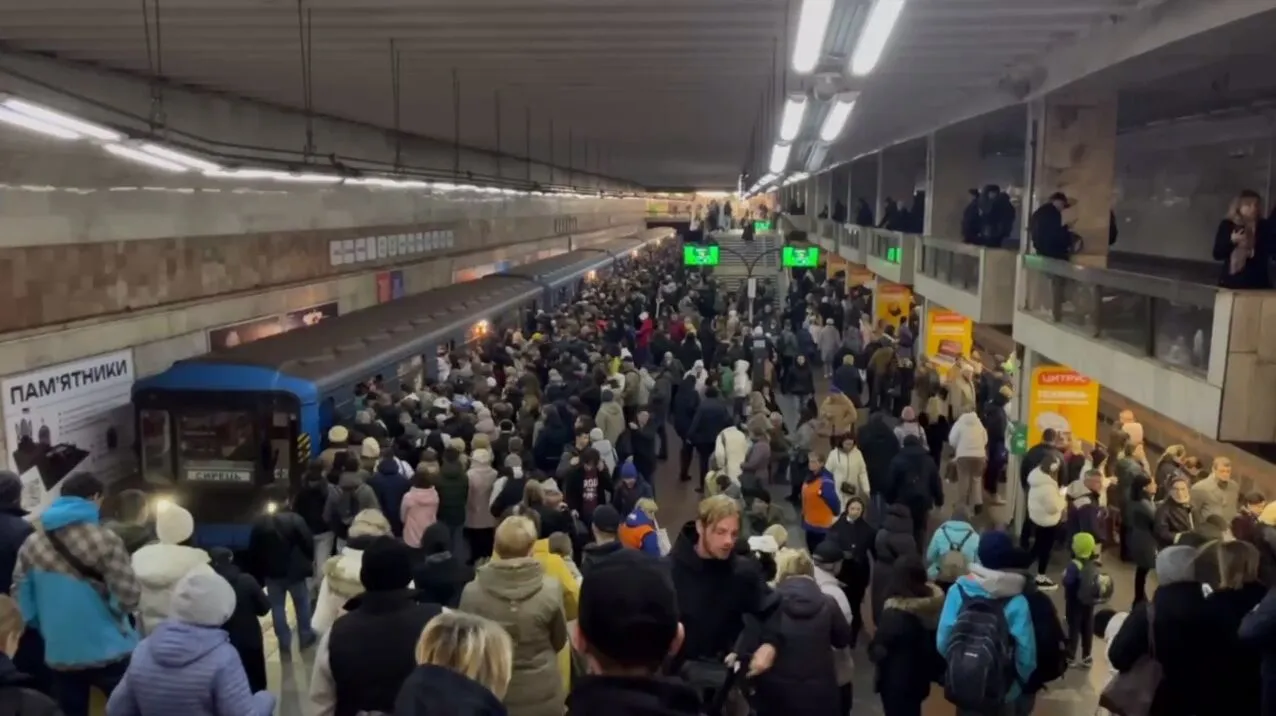 Забиті вагони та натовпи на станціях: у Києві через повітряну тривогу виник колапс у метро. Фото і відео