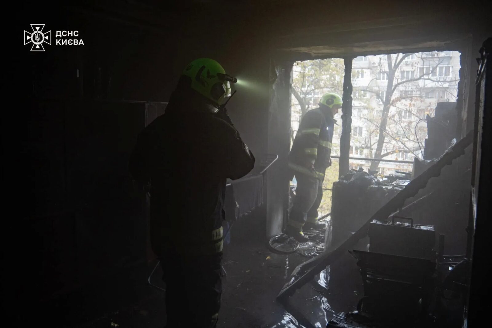 Вогонь охопив квартири на кількох поверхах: у Києві сталась пожежа в багатоповерхівці. Подробиці, фото та відео