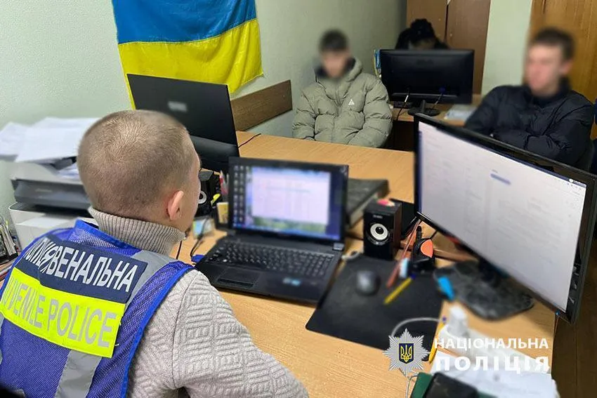 Влаштували вибух на парковці в Києві: поліцейські знайшли неповнолітніх "піротехніків". Подробиці та фото