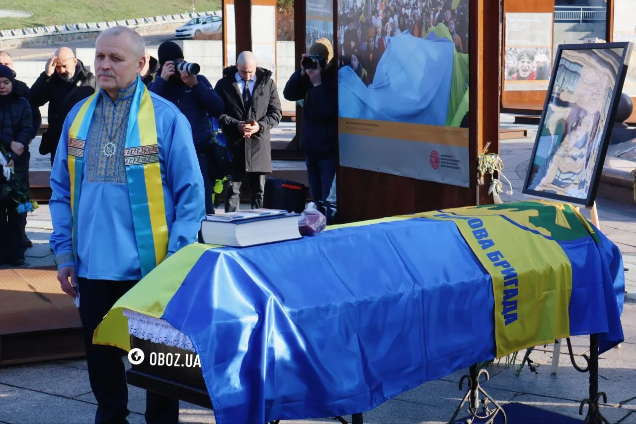 У Києві на Майдані попрощалися із воєнним фотографом і оператором Русланом Ганущаком. Фото та відео