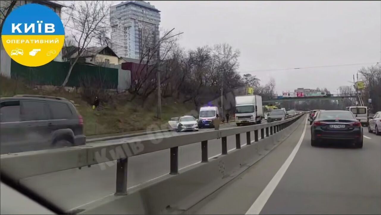 У Києві сталась потрійна ДТП за участі вантажівки: виник затор, на місці працювали лікарі. Фото та відео